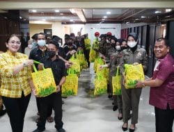 Fraksi Golkar DPRD Sulsel Bagi Paket Lebaran ke Satpol dan Cleaning Service