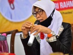 Sri Rahmi Umrahkan Seorang Muallaf dan Guru Les