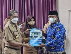 Hari Pertama Kerja, Amran Mahmud Serahkan SK untuk 58 PPPK Pemkab Wajo