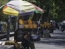 Warga Keluhkan  PKL Berjualan di Jalan Amanagappa