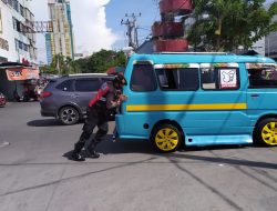 Satsamapta Polres Pelabuhan Makassar Bantu Mobil Mogok ditengah Jalan