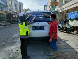 Satlantas Polres Pelabuhan Makassar  Bagikan Stiker Ayo Vaksin