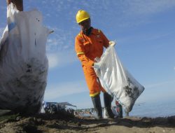 Pegawai Gotong Royong Bersihkan ASM