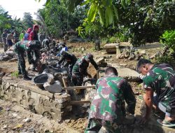 Sukseskan TMMD TNI dan Masyarakat Terus Berjibaku di Bawah Terik Matahari