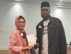 Rektor UIM Beri Buku “Sajadah Majdah” ke Tokoh Muslim Los Angeles