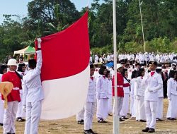 Paskibra MAN 3 Makassar Kibarkan Bendera Merah Putih di Pakatto