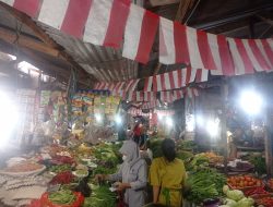 Unik, Dalam Rangka HUT RI ke 77 Pedagang Pasar Maricaya Gelar Lomba Tangkap Ayam