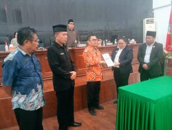 Zadrak Serahkan RAPBD Perubahan 2022 ke Dewan