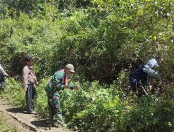 Personel Koramil 1423-01/Lalabata Gotong Royong Bersama Masyarakat