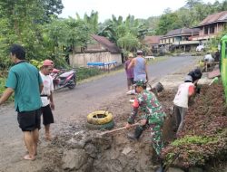 Babinsa Desa Mariorilau Gotong Royong Membersihkan Saluran Air Bersama Warga