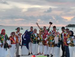 Kompaknya IKA FH-UH 87 Bersih-bersih Pantai Bira di Ajang Reuni Alumni