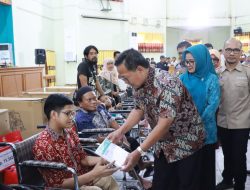 Wabup Pinrang Serahkan Bantuan ke Penyandang Disabilitas