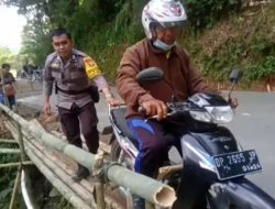 Bhabinkantibmas Edukasi Warga Lintas Jembatan Bambu Darurat