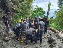 Dampak Tanah Longsor, Babinsa Mattabulu Bersama Warga Bersihkan Material Berserakan