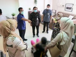 Fasilitasi Perawatan ke Jakarta, Gubernur Sulsel Jenguk Pasien Anak di RSCM Jakarta