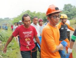 TNI-Polri Bersama Instansi Terkait Bersihkan Puing Banjir