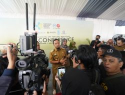 Gubernur Andi Sudirman Sampaikan Duka dan Beri Santunan Keluarga Korban Tertabrak Kereta Api