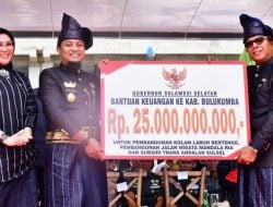 Gubernur Sulsel Serahkan Bantuan Keuangan Senilai Rp25 M, untuk Pembangunan Kolam Labuh, Jalan, dan Subsidi Transportasi Darat