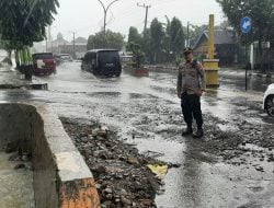 Curah Hujan Tinggi Mengguyur Kota Parepare dan Merusak Sebagian Badan Jalan