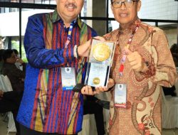Bupati Pinrang Irwan Hamid  Terima Piala Adipura