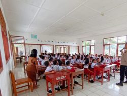 Kapolsek Sesean Police Goes To School Di SDN 3 Saloara