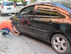 Jalan Pagi, Gubernur Andi Sudirman Bantu Seorang Ibu Perbaiki Ban Mobil yang Bocor