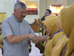 Bupati Irwan Hamid Menyerahkan SK Pengangkatan Pegawai Tidak Tetap  Tenaga Kesehatan