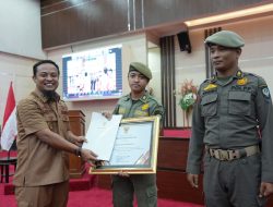 Amankan OTK yang Bawa Senpi, Gubernur Sulsel Beri Penghargaan Tiga Personel Satpol PP