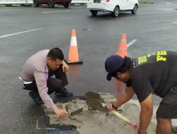 Cegah Lakalantas, Polisi Bersama Tagana Inisiatif Tambal Jalan Berlubang