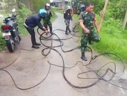 TNI-Polri Evakuasi Kabel Tegangan Tinggi Melintang di Jalan Umum