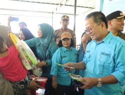 Wabup Pinrang H.Alimin Beri Bantuan Keluarga yang Memiliki Anak Beresiko Stunting