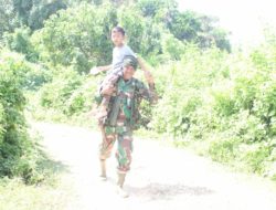 Jalin Kedekatan, Satgas TMMD Gendong Anak Kecil Pulang ke Rumahnya