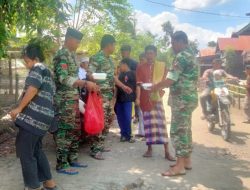 Jumat Berkah, Koramil 04/Liliriaja Kodim 1423/Soppeng Bagikan Nasi Kotak ke Masyarakat