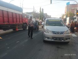 Unit Turjawali Sat Lantas Polres Pinrang Urai Kemacetan di Depan Jalan Pasar Sore Pinrang