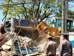 Berada di Lokasi PSU, Pemkot Makassar Tertibkan Bangunan Semi Permanen di Jalan Talasalapang