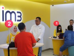 Rayakan Harpelnas 2023, IndosatBagi Bingkisan ke Pelanggan di Gerai IM3 Makassar