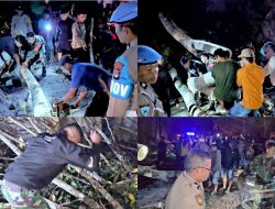 Polri dan Babinsa Evakuasi Pohon Tumbang Tutup Jalan Poros Makale-Rantepao