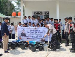 Dalam Rangka Hut Humas Ke-72, Polres Luwu Mendistribusikan Air Bersih Ke Warga Pondok Pesantren.