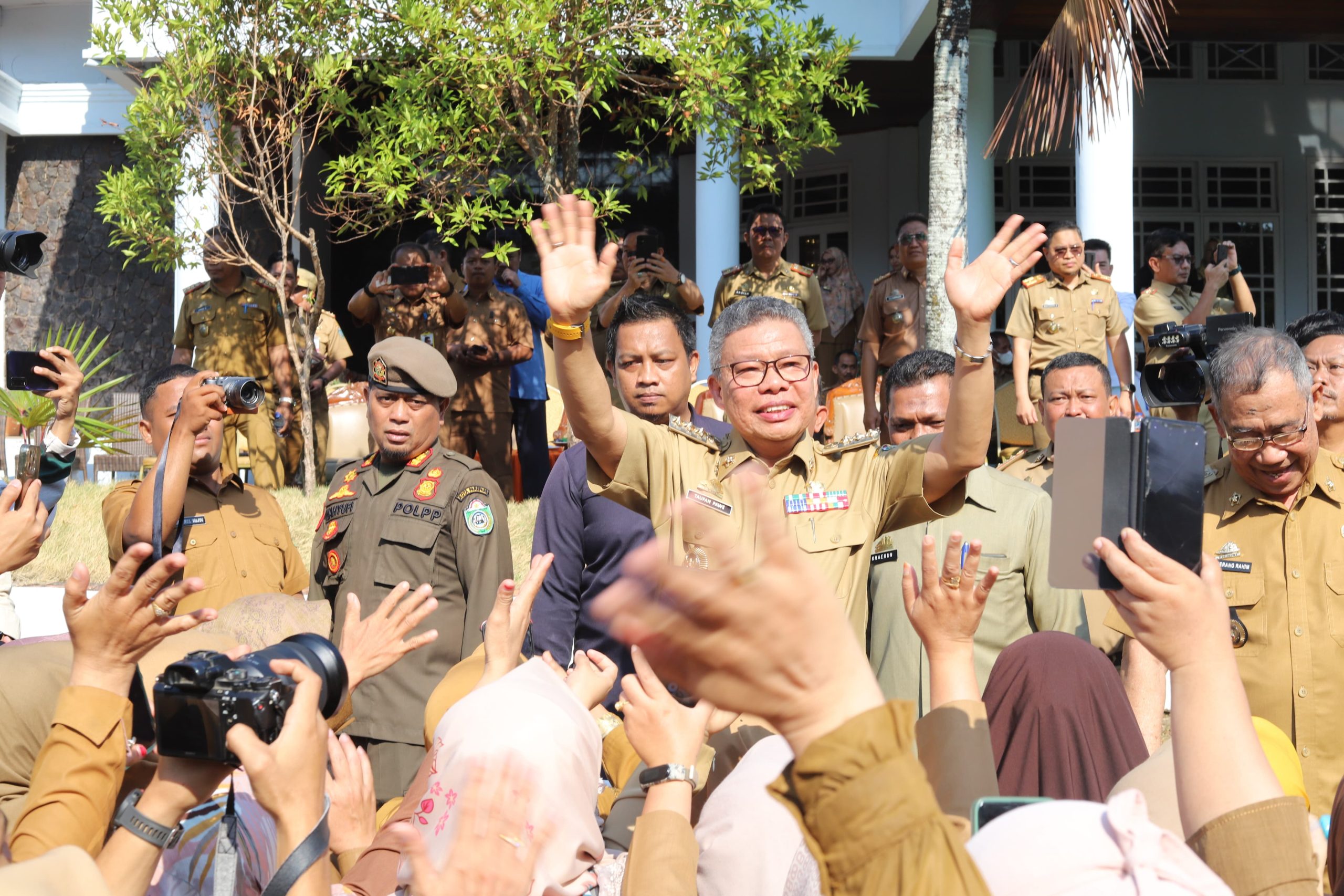 Tangis Haru, Taufan Pawe Dan Pangerang Rahim Pamit Di Akhir Masa ...