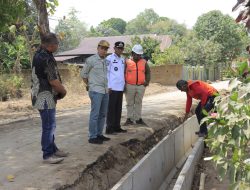 Pj Bupati Kecewa Lihat Hasil Pekerjaan Proyek Jalan dan Talud di Desa Latang
