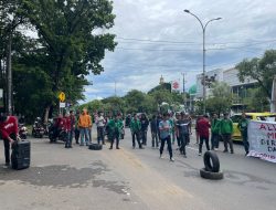 Aliansi Mahasiswa Wija To’ Luwu Peringati Anti Hari Korupsi di Depan Kantor Gubernur dan DPRD Sulsel