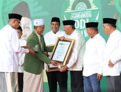 Bupati Pinrang Menerima Anugerah Penghormatan dari Pengurus Besar DDI