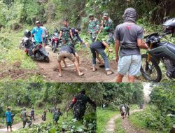 Koramil Rantepao Gotong Royong Bersihkan Jalan Poros Tikala