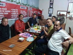 Rektor Unhas Prof JJ Beserta Rombongan Nikmati Hidangan di Kedai Tujuh Belas