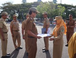 Sekab Pinrang Menyerahkan Secara Simbolis Surat Keputusan  Pegawai Negeri Sipil Daerah