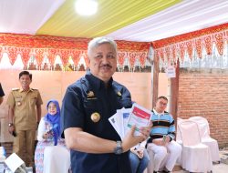 Bupati Pinrang Irwan Hamid Bersama Istri Menggunakan Hak Pilihnya di TPS 9