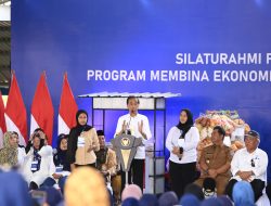 Dua Nasabah PNM Dapat Sepeda dari Jokowi