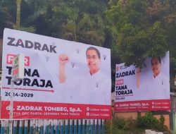 Baliho Ketua  DPC Gerindra Tana Toraja  Zadrak Berdiri di Kota Makale