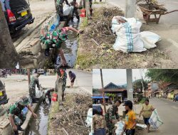 Babinsa Gotong Royong Warga Bersihkan Saluran Air Pasar Makale