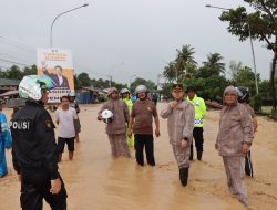 Peduli Korban Banjir di Luwu, Polri Distribusi Bantuan Logistik dan Buat Dapur Umum